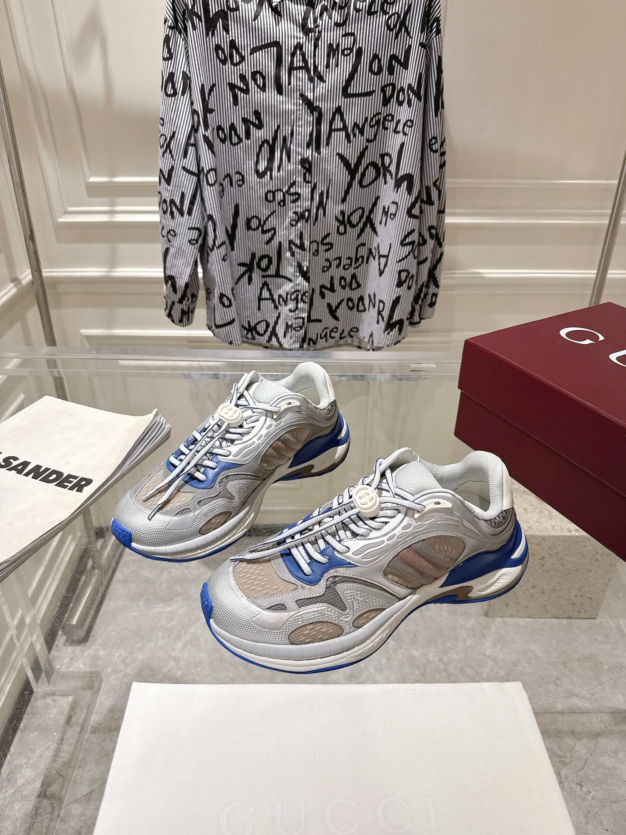 👟👟Ex-factory price 980👟👟Upgraded version with airplane case Gucci Gucci 25ss hot new style couple style retro sports shoes dad shoes This Gucci 2.0 reinterprets the brand's iconic striped webbing elements. This new interpretation of iconic details uses EVA thick soles with a smart silhouette, bringing a stable and comfortable wearing experience. Delivered in exquisite packaging. Fabric: Made of original imported cowhide/technical fabric. Inner foot pad: Breathable mesh. Heel height: 4cm. Sole: Original customized ultra-light foam rubber outsole. Size: 35-45 (women's size 40, men's size 45, custom-made, non-returnable)